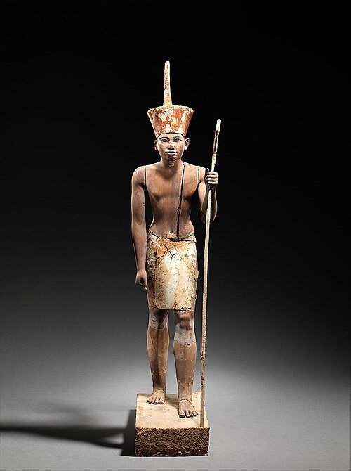 A figure wearing the red crown of Lower Egypt, most probably Amenemhat II or Senwosret II