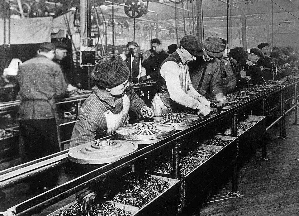 Henry Ford: The first moving assembly line 5 Ford assembly line, 1913