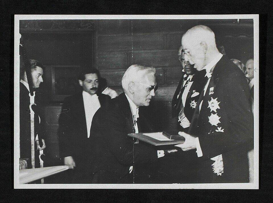 Sir Alexander Fleming (centre) receiving the Nobel prize from King Gustaf V of Sweden (right) in 1945