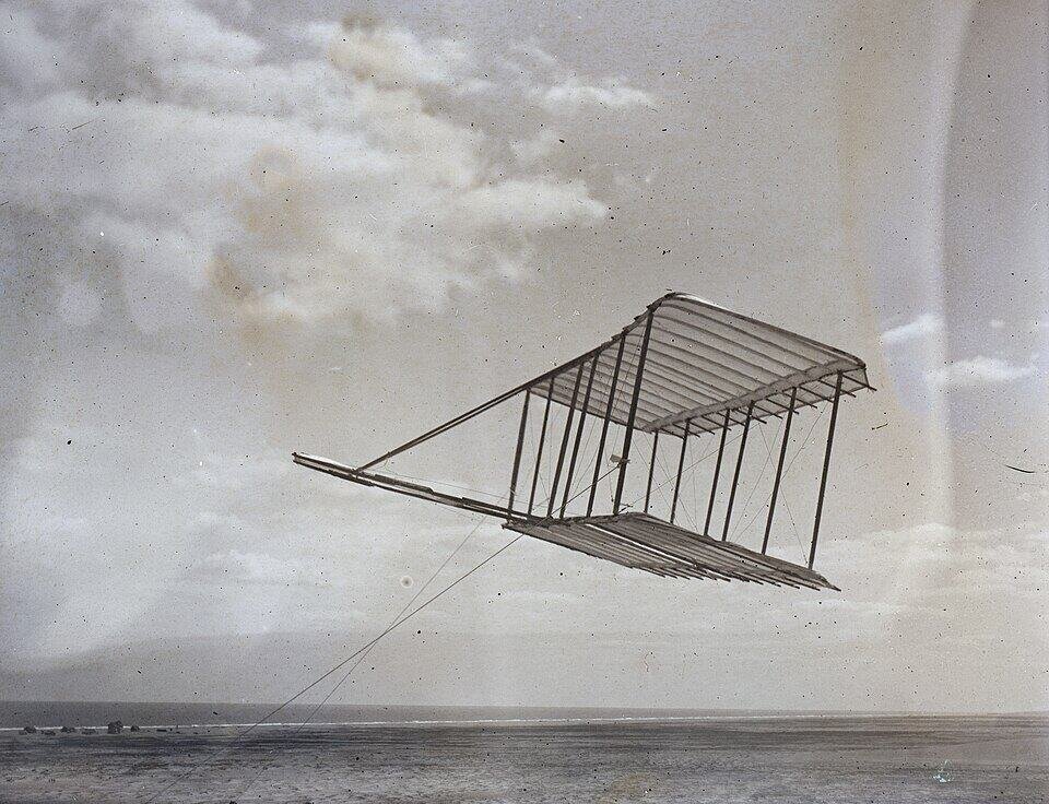 Wright brothers 1900 glider flying as a kite.