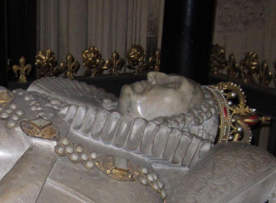 Queen Elizabeth I of England: The Virgin Queen and Her Golden Age 8 Elizabeth as shown on her tomb at Westminster Abbey